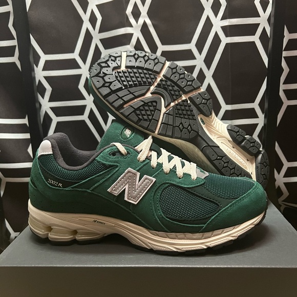 Sz 8.5 New Balance Forest green. Brand new & never worn